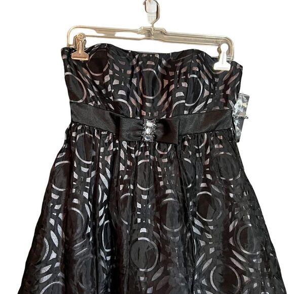 NWT! Flip strapless mini dress. Size 6‎ - Picture 2 of 10